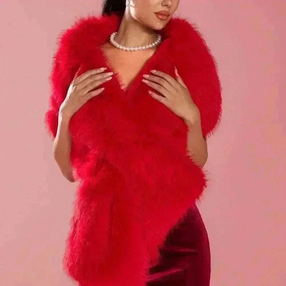 Red Casual Women's Toca Faux Fur Cape - Picture 6 of 6